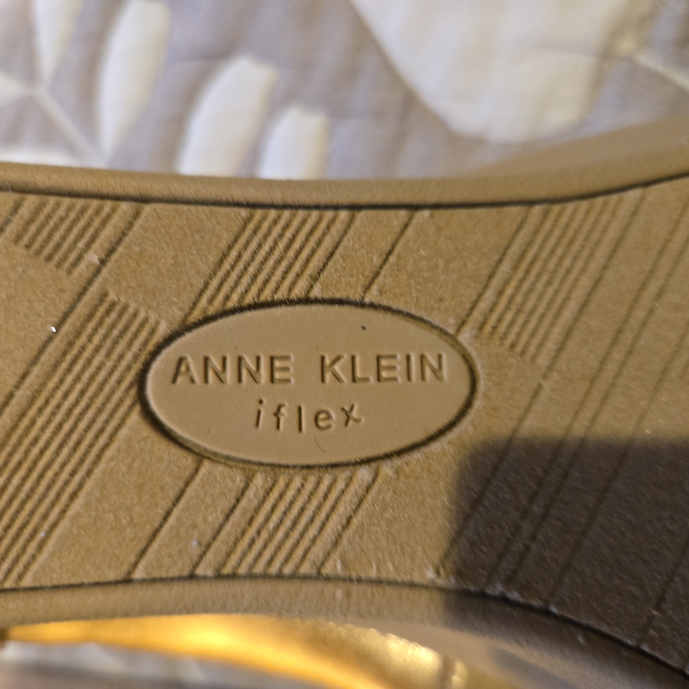 GORGEOUS COMFORTABLE SHOES 💛 - Picture 4 of 4